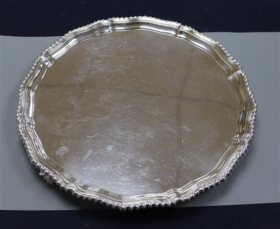 A silver salver Dia 31.5cm; 30oz